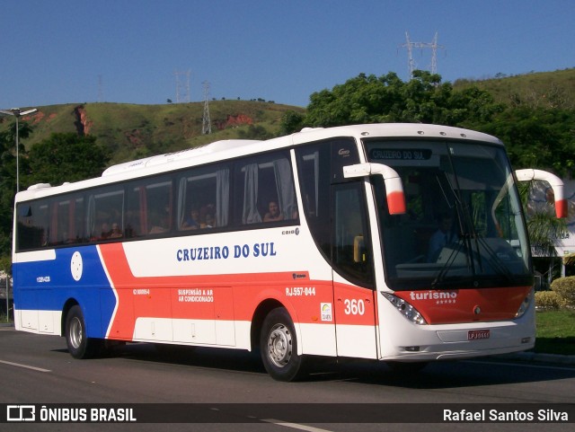 Cruzeiro do Sul Turismo 360 na cidade de Aparecida, São Paulo, Brasil, por Rafael Santos Silva. Número da foto: #12247274.
