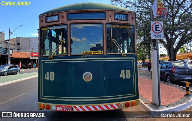 Ônibus Particulares 40 na cidade de Trindade, Goiás, Brasil, por Carlos Júnior. Número da foto: #12250892.