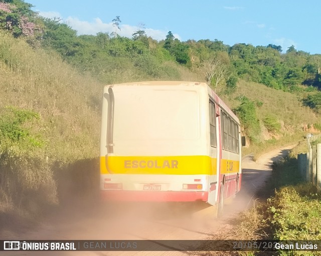 Escolares 7019 na cidade de Ataléia, Minas Gerais, Brasil, por Gean Lucas. Número da foto: #12257644.