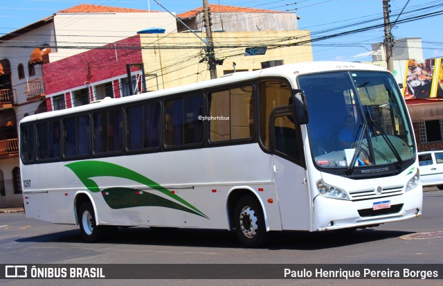 Ônibus Particulares 1297 na cidade de Uberaba, Minas Gerais, Brasil, por Paulo Henrique Pereira Borges. Número da foto: #12266458.