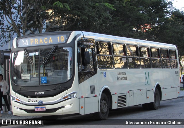 Viação Antonina 24032 na cidade de Curitiba, Paraná, Brasil, por Alessandro Fracaro Chibior. Número da foto: #12270900.