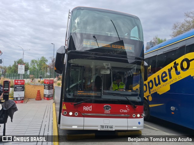 Metbus 2064 na cidade de Lo Prado, Santiago, Metropolitana de Santiago, Chile, por Benjamín Tomás Lazo Acuña. Número da foto: #12274317.
