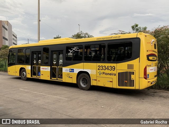 Viação Pioneira 233439 na cidade de Santa Maria, Distrito Federal, Brasil, por Gabriel Rocha. Número da foto: #12278459.