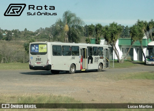 Viação Centro Oeste 392 na cidade de Santiago, Rio Grande do Sul, Brasil, por Lucas Martins. Número da foto: #12277710.