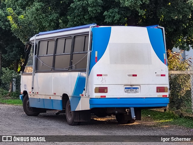 Ônibus Particulares 121 na cidade de Marques de Souza, Rio Grande do Sul, Brasil, por Igor Scherner. Número da foto: #12279881.