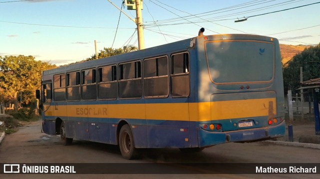 Ônibus Particulares  na cidade de Glaucilândia, Minas Gerais, Brasil, por Matheus Richard. Número da foto: #12282543.
