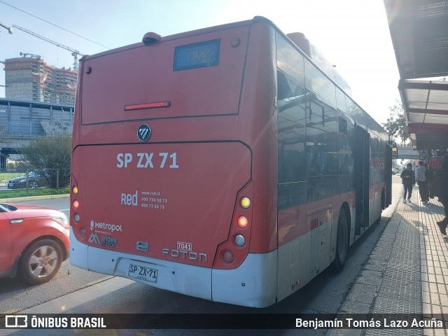Buses Omega 7041 na cidade de Peñalolén, Santiago, Metropolitana de Santiago, Chile, por Benjamín Tomás Lazo Acuña. Número da foto: #12284710.