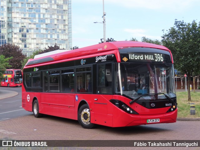Blue Triangle Buses Limited SEE332 na cidade de Ilford, Greater London, Inglaterra, por Fábio Takahashi Tanniguchi. Número da foto: #12284433.