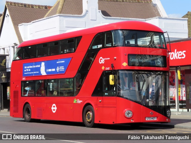 Blue Triangle Buses Limited LT427 na cidade de Romford, Essex, Inglaterra, por Fábio Takahashi Tanniguchi. Número da foto: #12219817.