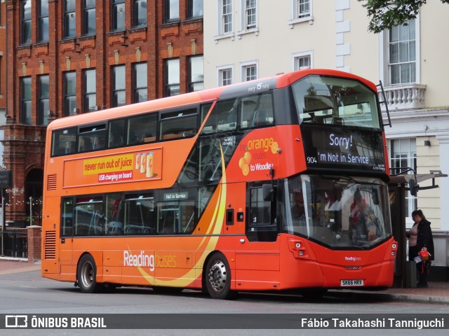 Reading Buses 904 na cidade de Reading, Berkshire, Inglaterra, por Fábio Takahashi Tanniguchi. Número da foto: #12289610.