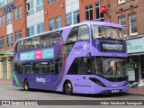 Reading Buses 717 na cidade de Reading, Berkshire, Inglaterra, por Fábio Takahashi Tanniguchi. Número da foto: #12292141.