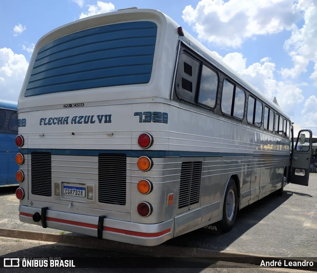 Ônibus Particulares 7328 na cidade de Santa Rita do Passa Quatro, São Paulo, Brasil, por André Leandro. Número da foto: #12221231.
