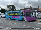 Arriva 8263 na cidade de Stokesley, North Yorkshire, Inglaterra, por Donald Hudson. Número da foto: #12222146.