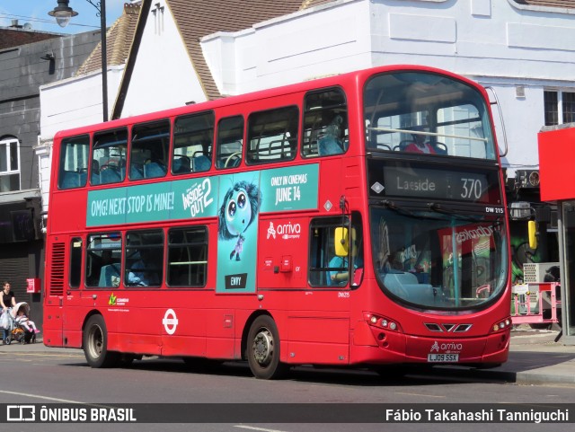 Arriva DW215 na cidade de Romford, Essex, Inglaterra, por Fábio Takahashi Tanniguchi. Número da foto: #12225165.