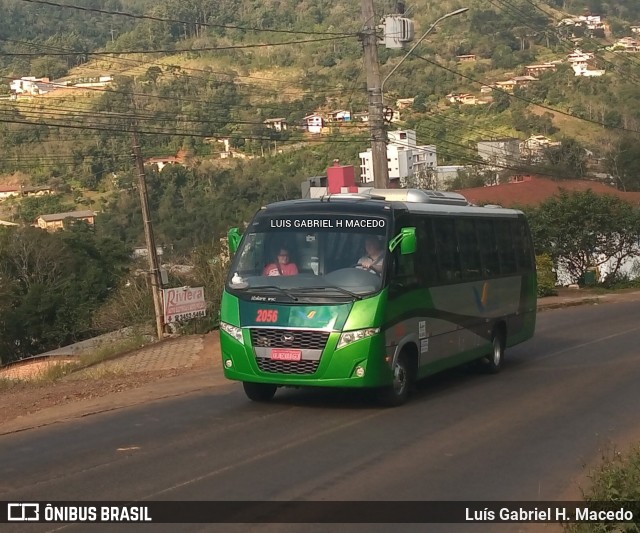 Vitória Fretamento e Turismo 2056 na cidade de Seara, Santa Catarina, Brasil, por Luís Gabriel H. Macedo. Número da foto: #12232953.