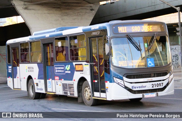 SM Transportes 21097 na cidade de Belo Horizonte, Minas Gerais, Brasil, por Paulo Henrique Pereira Borges. Número da foto: #12322002.