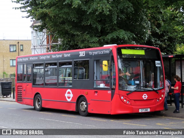 Uno - University Bus 605 na cidade de Enfield, Greater London, Inglaterra, por Fábio Takahashi Tanniguchi. Número da foto: #12329621.