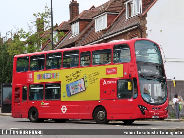 Arriva DW325 na cidade de Enfield, Greater London, Inglaterra, por Fábio Takahashi Tanniguchi. Número da foto: #12329608.