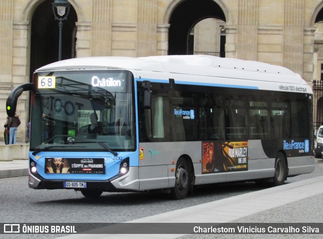 RATP - Régie Autonome des Transports Parisiens 2210 na cidade de Paris, Île-de-France, França, por Charlestom Vinicius Carvalho Silva. Número da foto: #12331834.