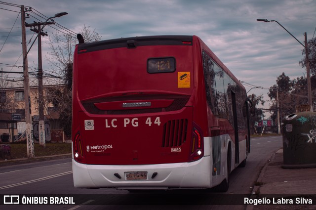 Buses Omega 6080 na cidade de Macul, Santiago, Metropolitana de Santiago, Chile, por Rogelio Labra Silva. Número da foto: #12333226.