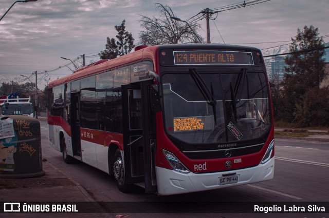 Buses Omega 6080 na cidade de Macul, Santiago, Metropolitana de Santiago, Chile, por Rogelio Labra Silva. Número da foto: #12333224.