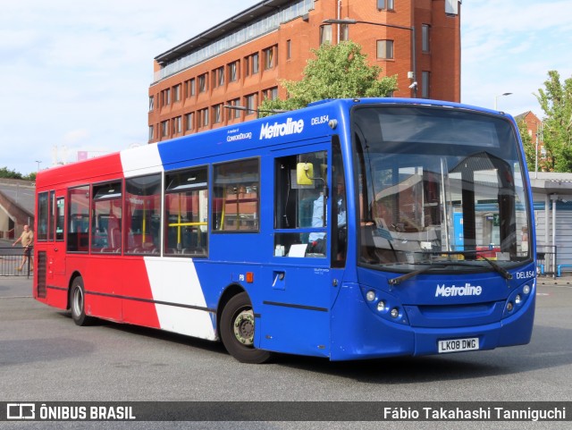 Metroline DEL854 na cidade de Waltham Cross, Hertfordshire, Inglaterra, por Fábio Takahashi Tanniguchi. Número da foto: #12336661.