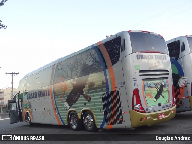 Braço Forte Turismo 7014 na cidade de Trindade, Goiás, Brasil, por Douglas Andrez. Número da foto: #12335971.