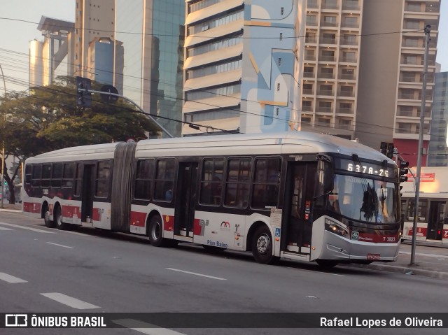 Viação Metrópole Paulista - Zona Sul 7 3823 na cidade de São Paulo, São Paulo, Brasil, por Rafael Lopes de Oliveira. Número da foto: #12338325.
