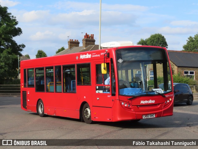 Metroline DEM1353 na cidade de Waltham Cross, Hertfordshire, Inglaterra, por Fábio Takahashi Tanniguchi. Número da foto: #12341233.