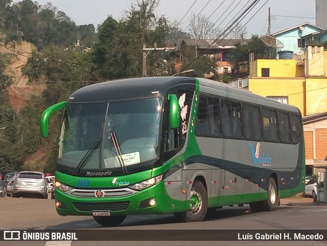 Vitória Fretamento e Turismo 2059 na cidade de Seara, Santa Catarina, Brasil, por Luís Gabriel H. Macedo. Número da foto: #12345884.