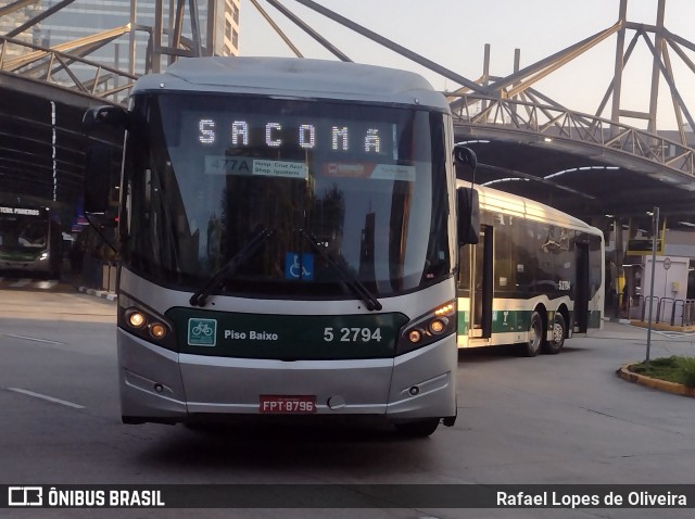 Via Sudeste Transportes S.A. 5 2794 na cidade de São Paulo, São Paulo, Brasil, por Rafael Lopes de Oliveira. Número da foto: #12352538.