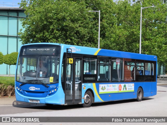 Metrobus 6772 na cidade de Crawley, West Sussex, Inglaterra, por Fábio Takahashi Tanniguchi. Número da foto: #12359204.