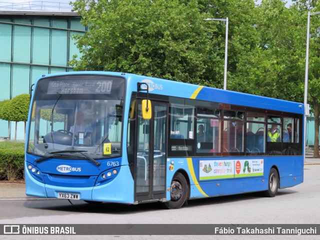 Metrobus 6763 na cidade de Crawley, West Sussex, Inglaterra, por Fábio Takahashi Tanniguchi. Número da foto: #12359197.