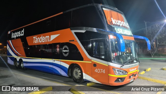 Pullman Bus 4074 na cidade de Ovalle, Limarí, Coquimbo, Chile, por Ariel Cruz Pizarro. Número da foto: #12359008.