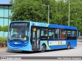 Metrobus 6772 na cidade de Crawley, West Sussex, Inglaterra, por Fábio Takahashi Tanniguchi. Número da foto: #12359204.