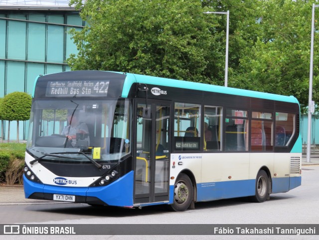 Metrobus 6713 na cidade de Crawley, West Sussex, Inglaterra, por Fábio Takahashi Tanniguchi. Número da foto: #12361249.