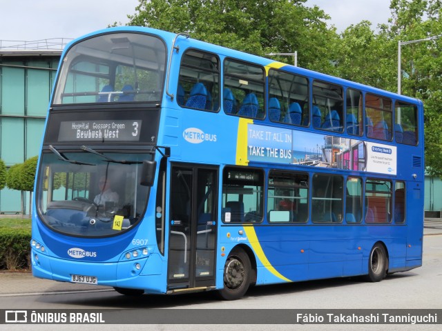 Metrobus 6907 na cidade de Crawley, West Sussex, Inglaterra, por Fábio Takahashi Tanniguchi. Número da foto: #12361252.
