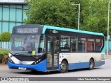 Metrobus 6713 na cidade de Crawley, West Sussex, Inglaterra, por Fábio Takahashi Tanniguchi. Número da foto: #12361249.