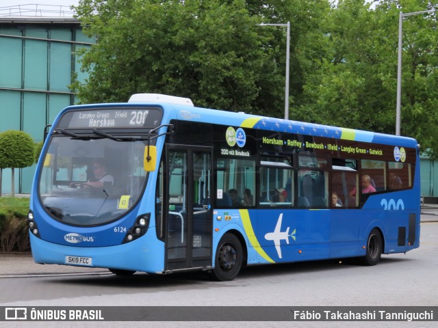 Metrobus 6124 na cidade de Crawley, West Sussex, Inglaterra, por Fábio Takahashi Tanniguchi. Número da foto: #12364761.