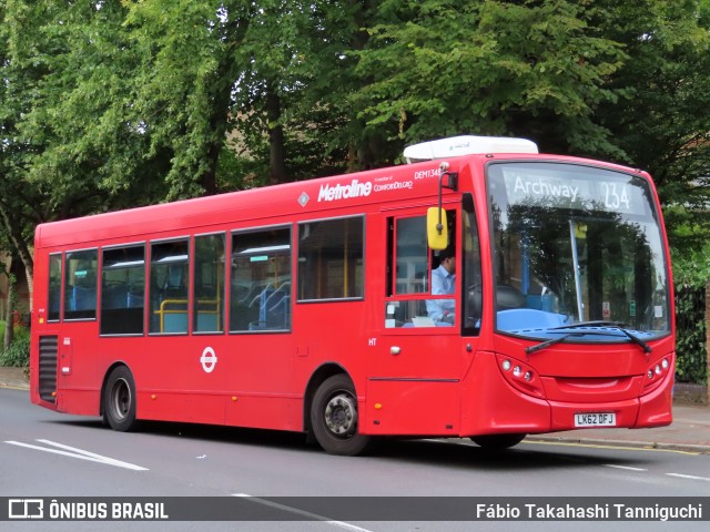 Metroline DEM1348 na cidade de Barnet, Hertfordshire, Inglaterra, por Fábio Takahashi Tanniguchi. Número da foto: #12364748.
