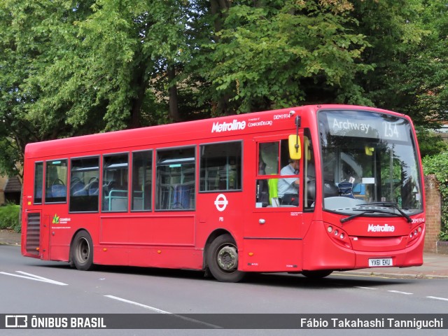Metroline DEM1914 na cidade de Barnet, Hertfordshire, Inglaterra, por Fábio Takahashi Tanniguchi. Número da foto: #12364751.