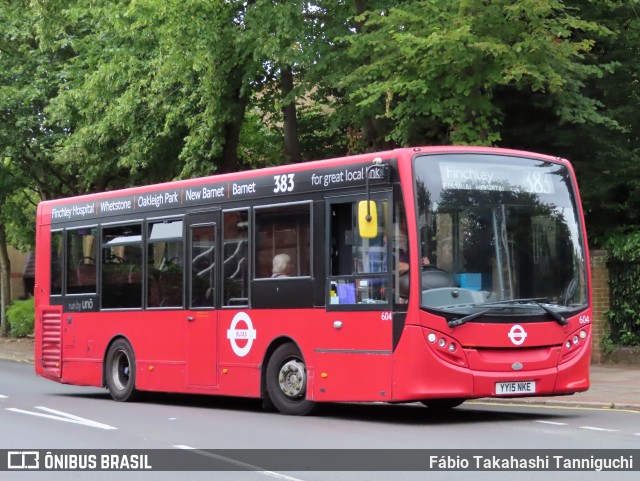 Uno - University Bus 604 na cidade de Barnet, Hertfordshire, Inglaterra, por Fábio Takahashi Tanniguchi. Número da foto: #12366763.