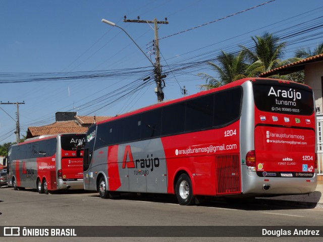 Araújo Turismo 1204 na cidade de Trindade, Goiás, Brasil, por Douglas Andrez. Número da foto: #12299973.