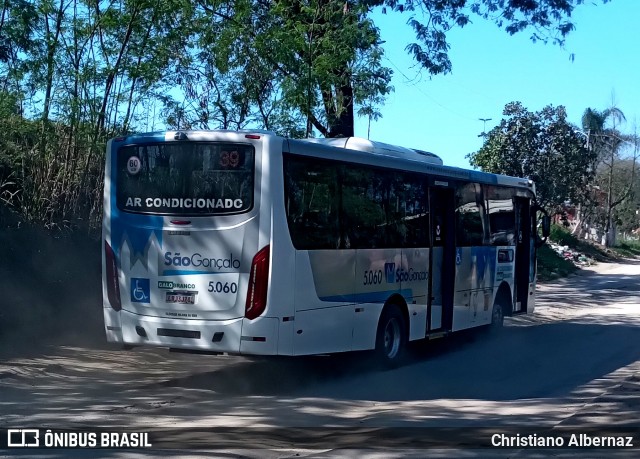 Viação Galo Branco 5.060 na cidade de Itaboraí, Rio de Janeiro, Brasil, por Christiano Albernaz. Número da foto: #12371029.