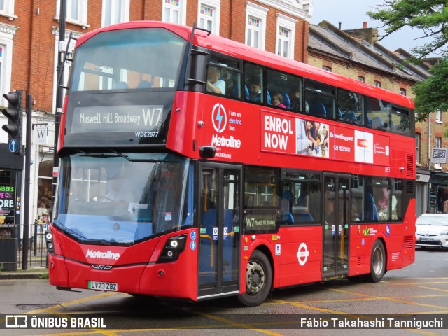 Metroline WDE2877 na cidade de London, Greater London, Inglaterra, por Fábio Takahashi Tanniguchi. Número da foto: #12304218.