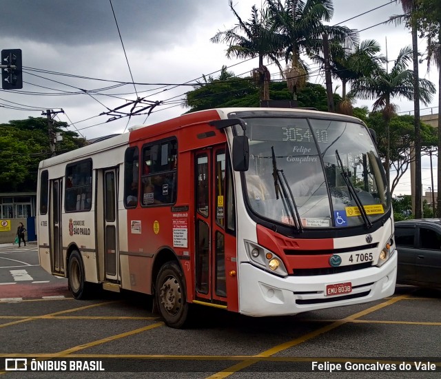 Pêssego Transportes 4 7065 na cidade de São Paulo, São Paulo, Brasil, por Felipe Goncalves do Vale. Número da foto: #12399018.