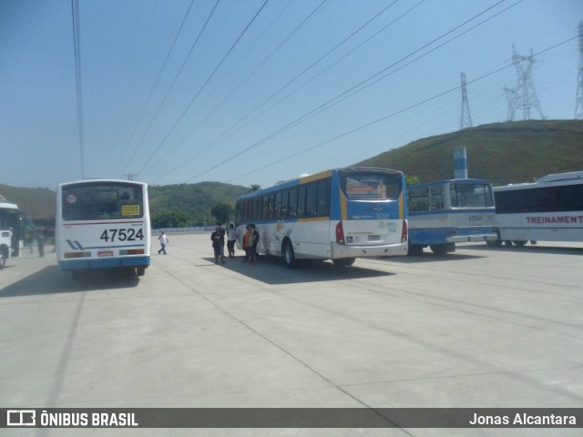 Ônibus Particulares 47524 na cidade de Duque de Caxias, Rio de Janeiro, Brasil, por Jonas Alcantara. Número da foto: #12398420.