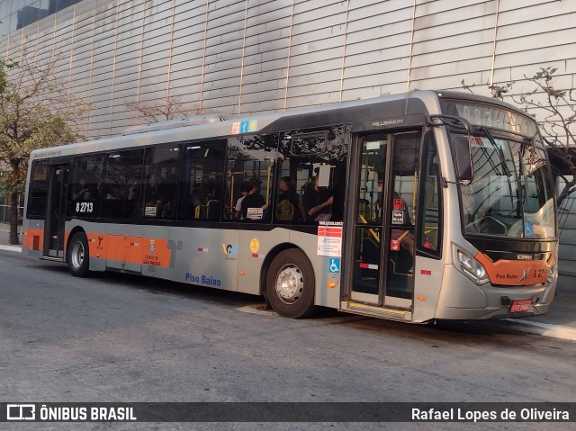Viação Gato Preto 8 2713 na cidade de São Paulo, São Paulo, Brasil, por Rafael Lopes de Oliveira. Número da foto: #12404687.