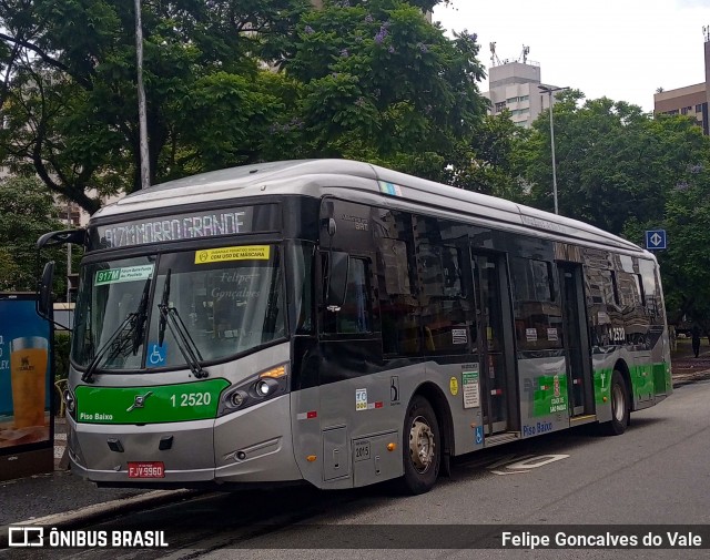 Viação Gato Preto 1 2520 na cidade de São Paulo, São Paulo, Brasil, por Felipe Goncalves do Vale. Número da foto: #12404527.