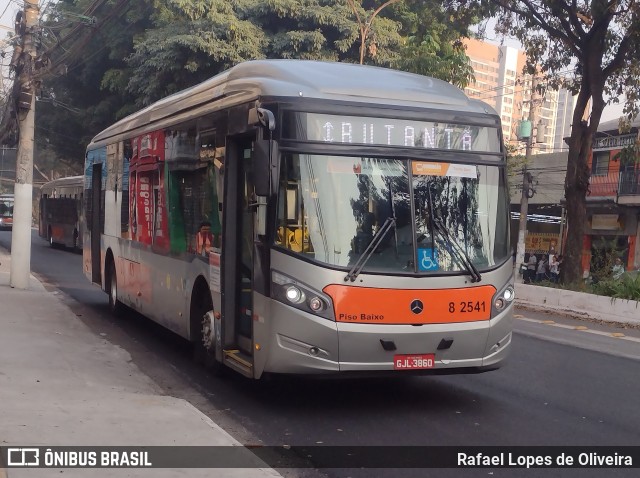 Viação Gato Preto 8 2541 na cidade de São Paulo, São Paulo, Brasil, por Rafael Lopes de Oliveira. Número da foto: #12404677.